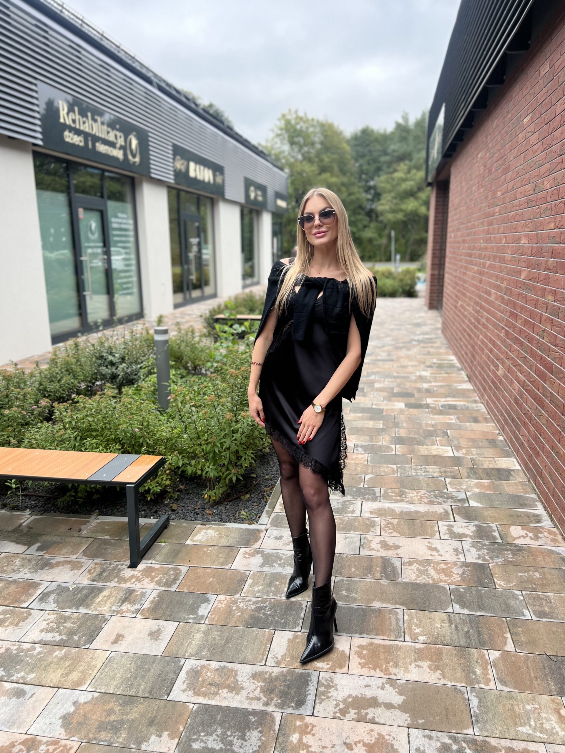 SUKIENKA KORONOWA SATYNOWA CZARNA