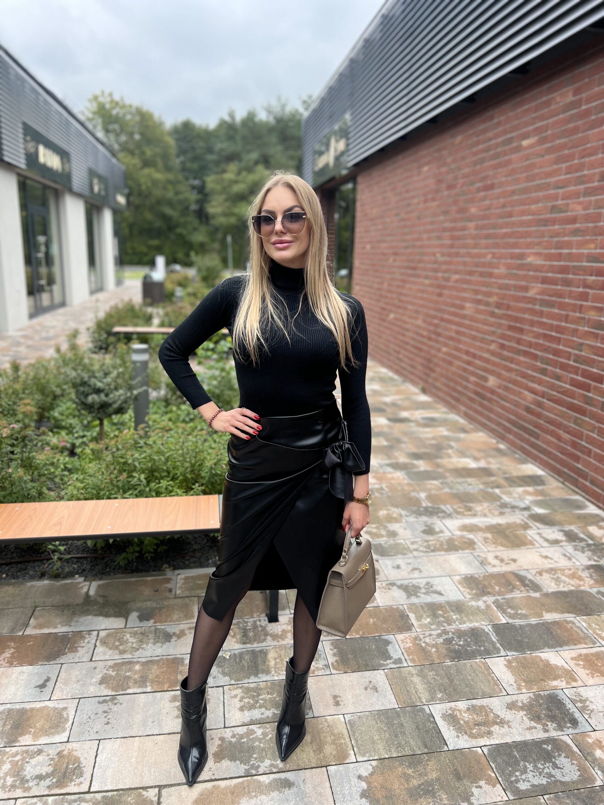 SPÓDNICA Z EKOSKÓRY CZARNA