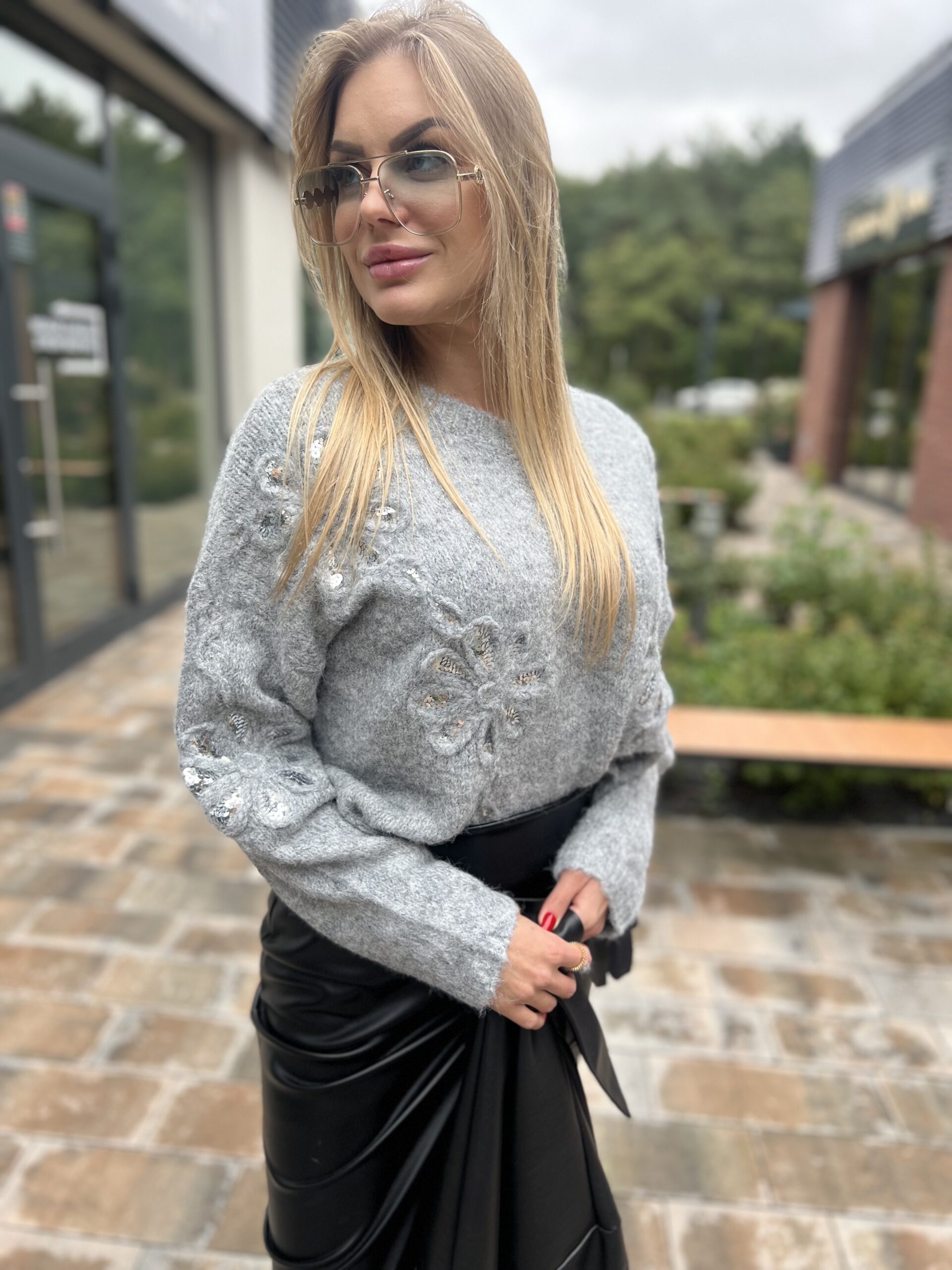 SWETER W KWIATKI SZARY