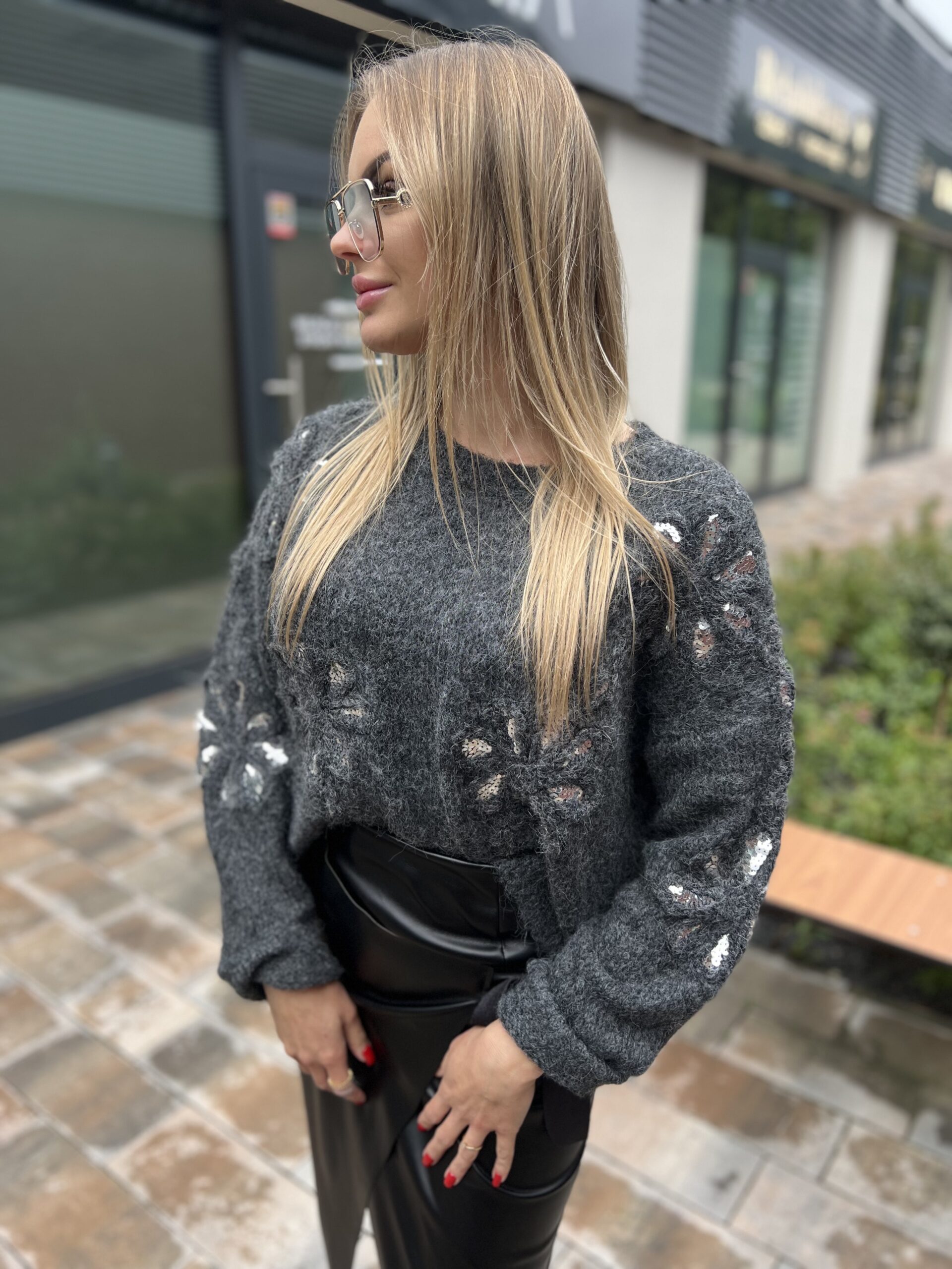 SWETER W KWIATKI CIEMNO SZARY