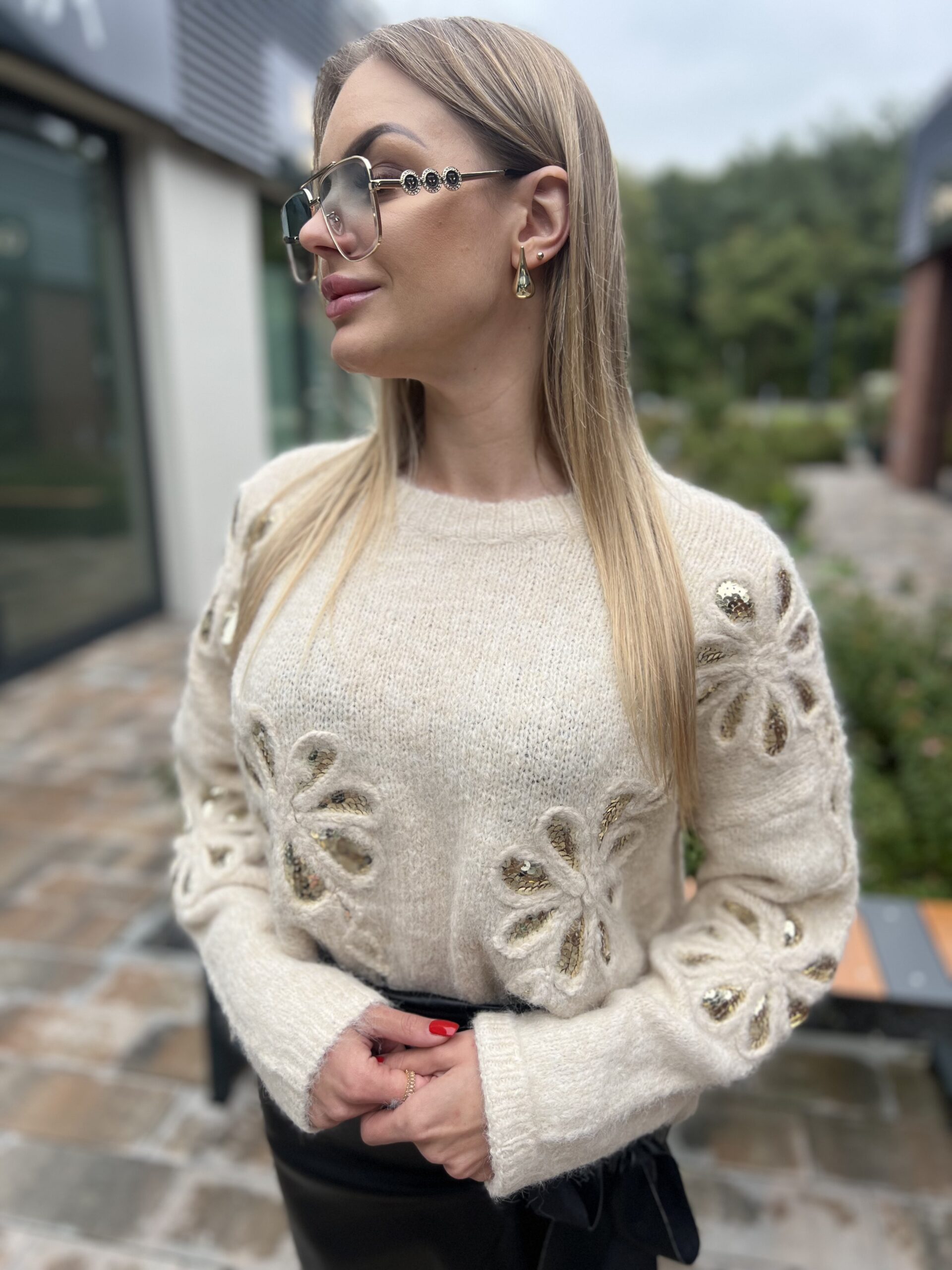 SWETER W KWIATKI CIEMNY BEŻ