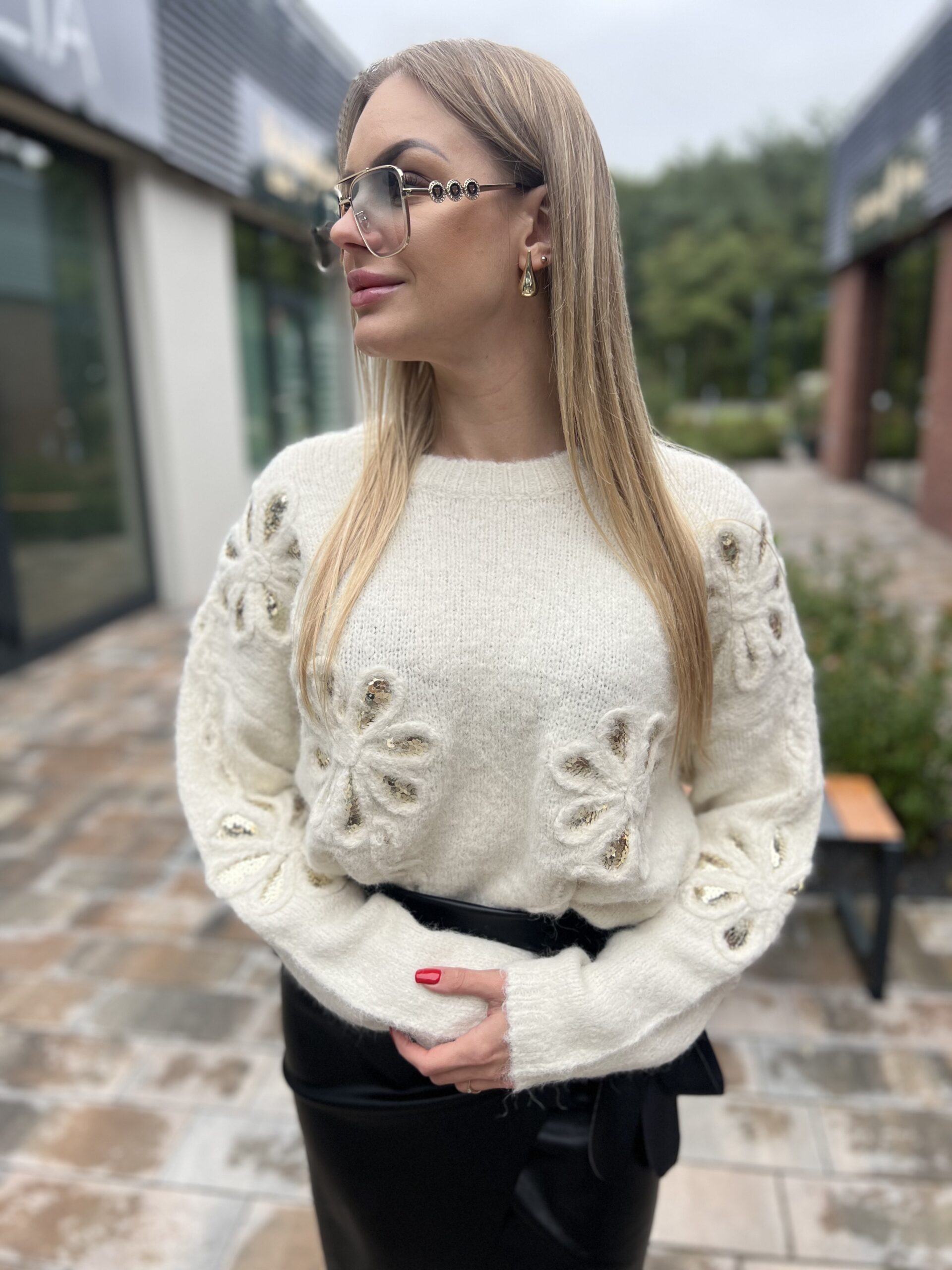 SWETER W KWIATKI JASNY BEŻ