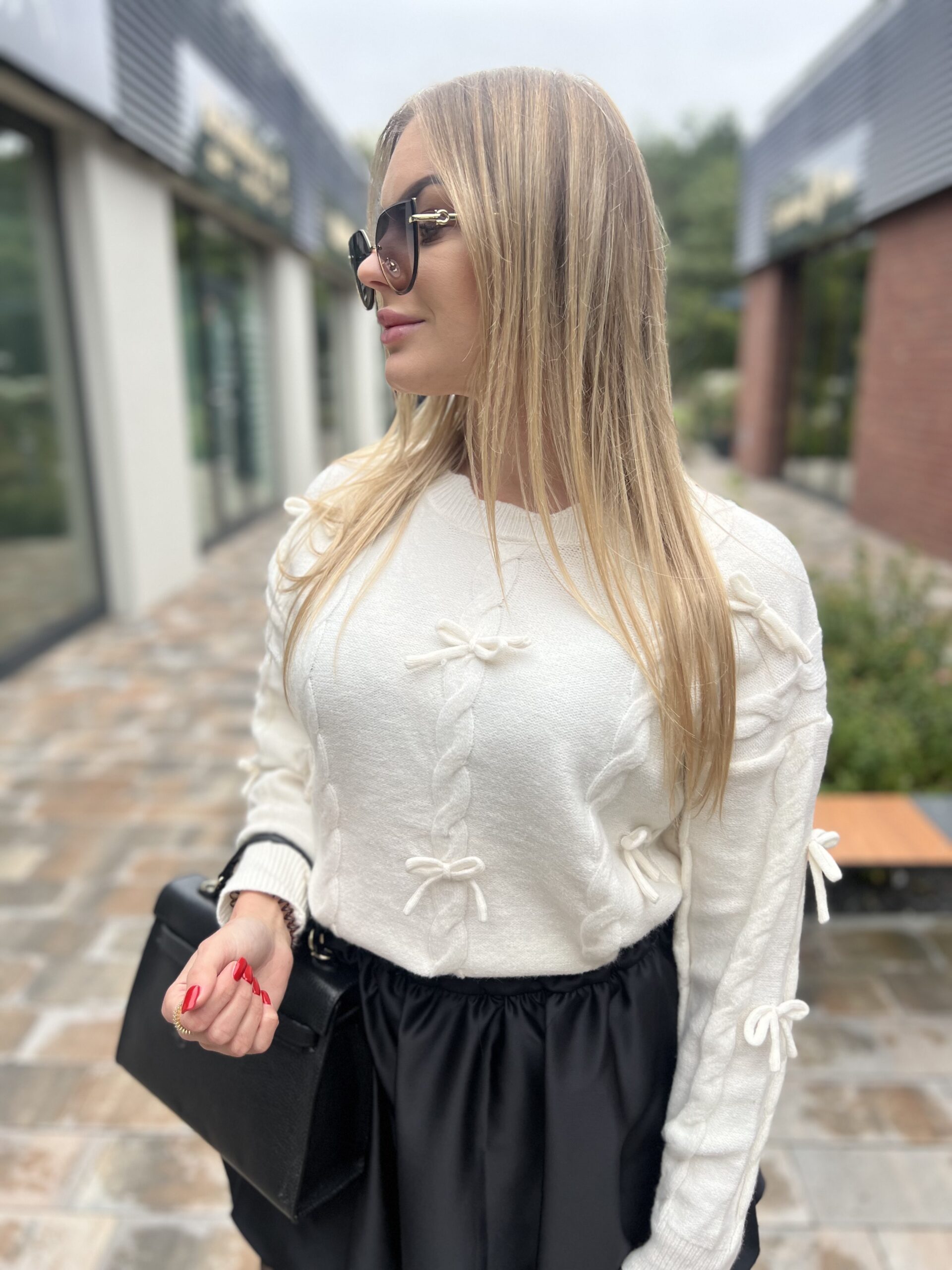 SWETER Z KOKARDKAMI KREM