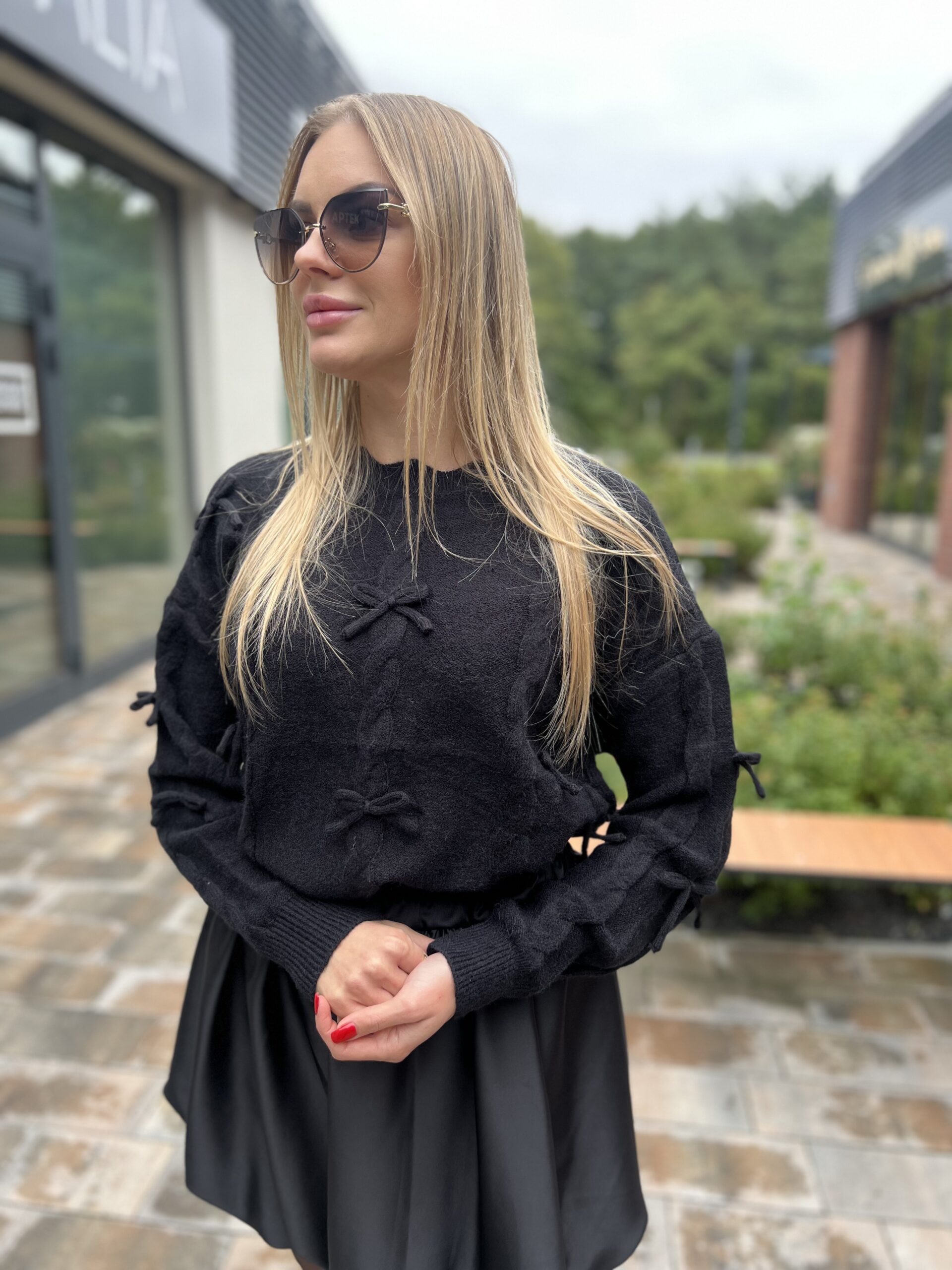 SWETER Z KOKARDKAMI CZARNY