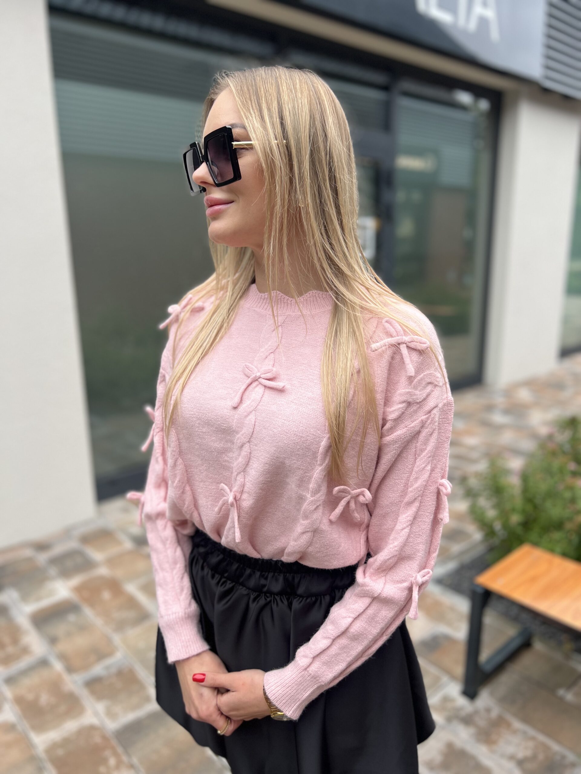 SWETER Z KOKARDKAMI PUDER