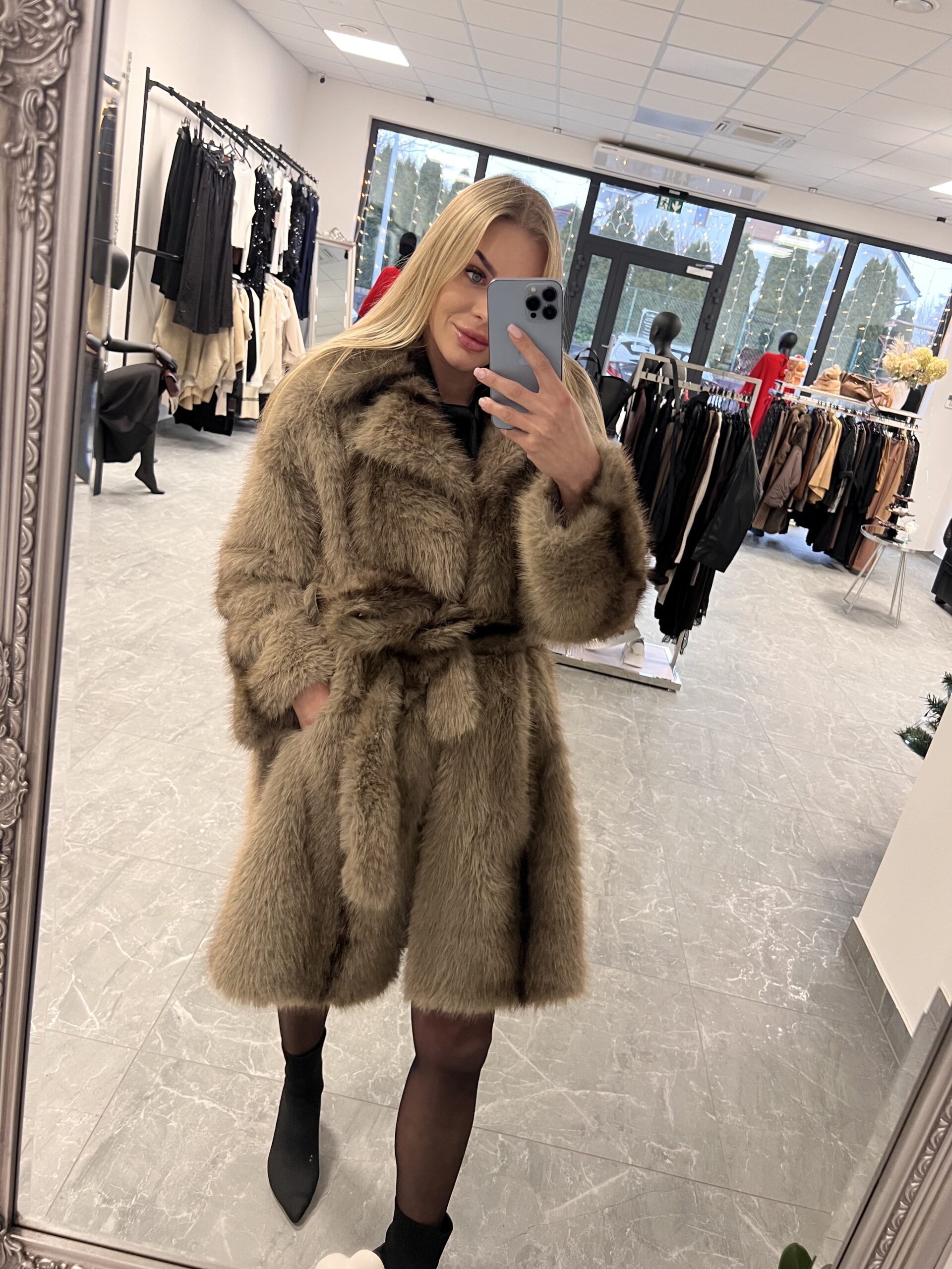 BEŻOWE FUTRO Z PASKIEM