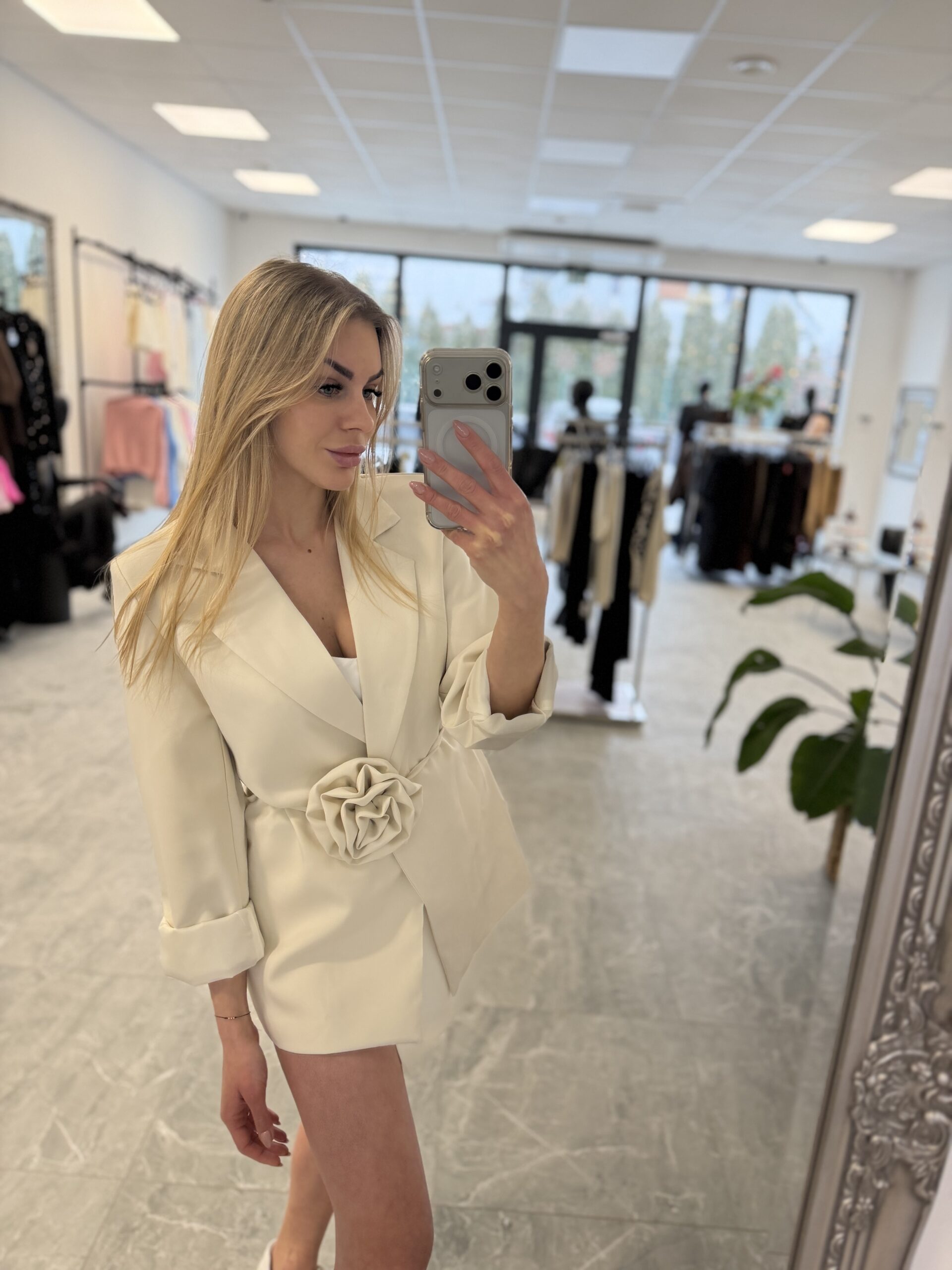 ELEGANCKA MARYNARKA Z RÓŻĄ BEŻOWA