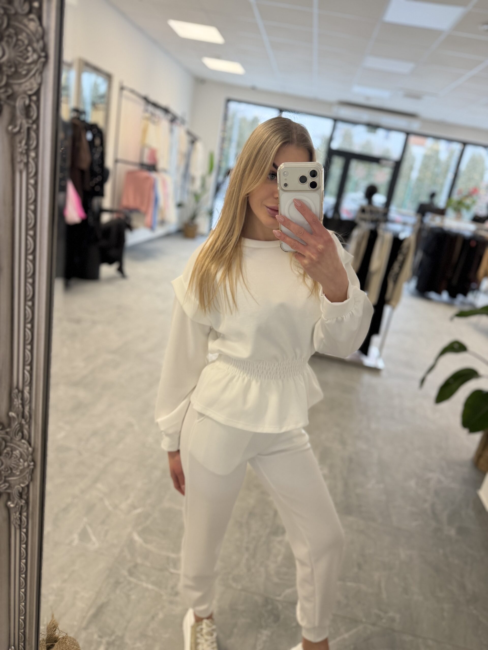 BIAŁY DRES Z BASKINKĄ