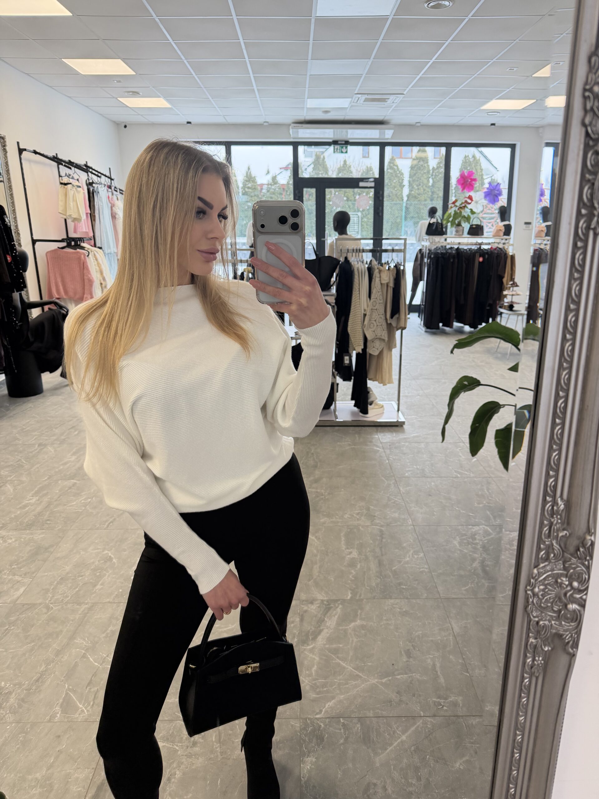 KREMOWY SWETEREK W DROBNE PASKI