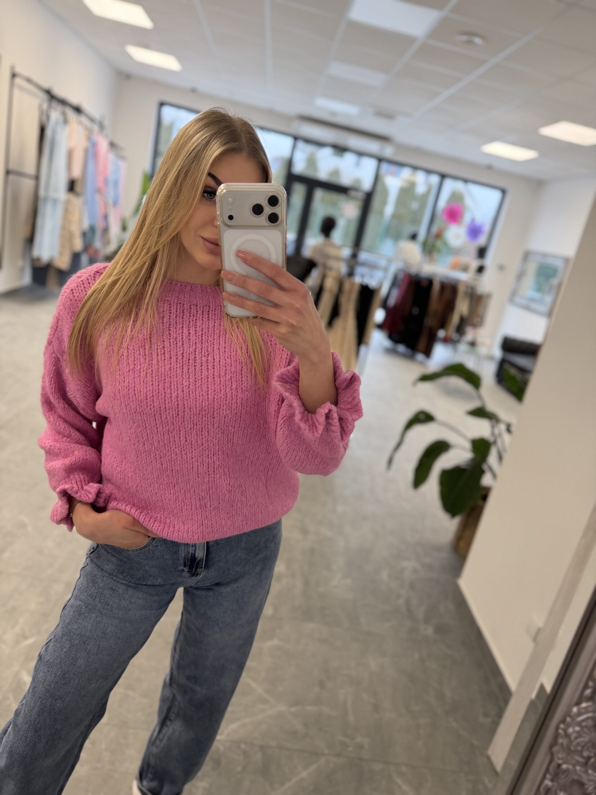 SWETER RÓŻOWY Z FALBANKĄ NA RĘKAWIE