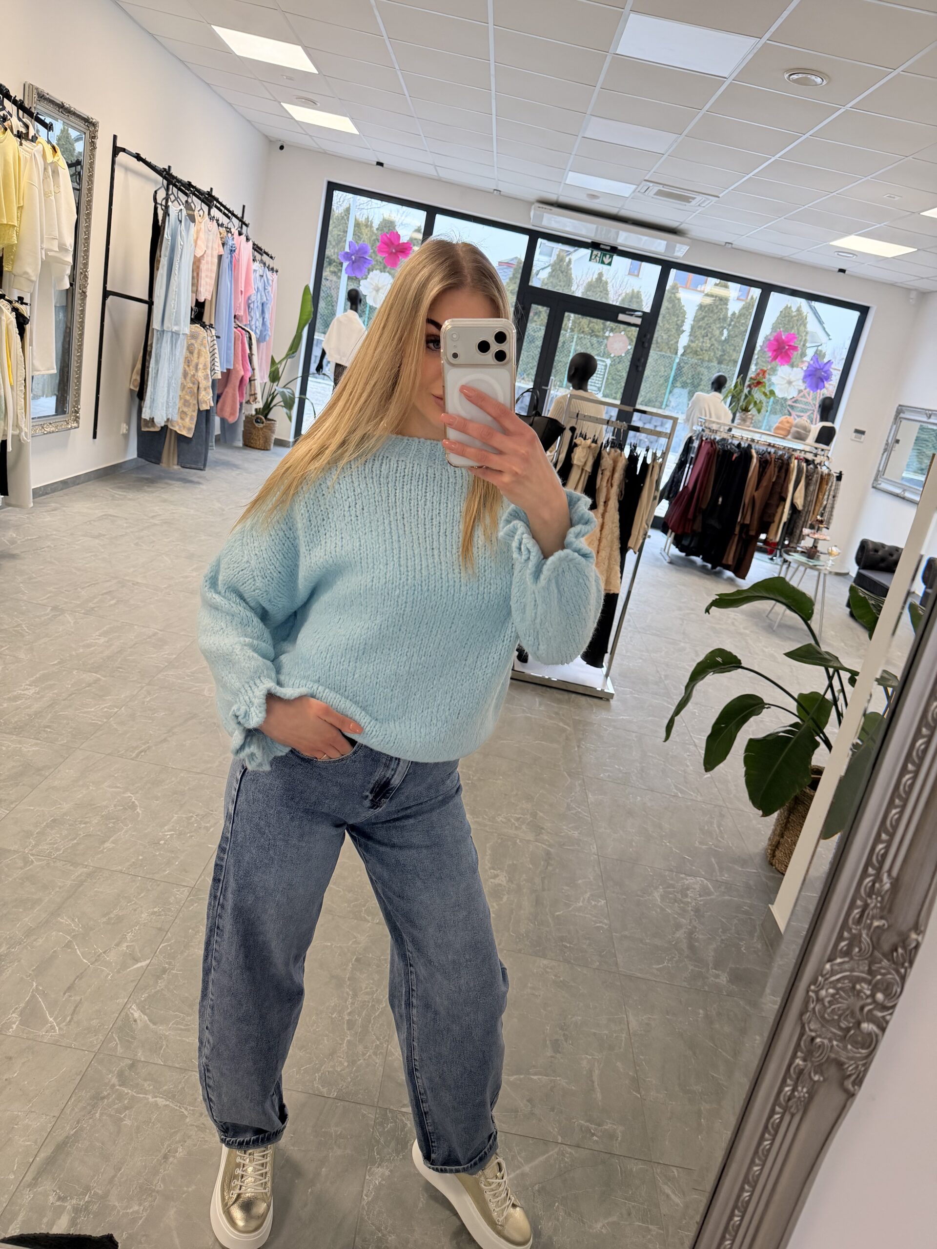 SWETER BŁĘKITNY Z FALBANKĄ NA RĘKAWIE