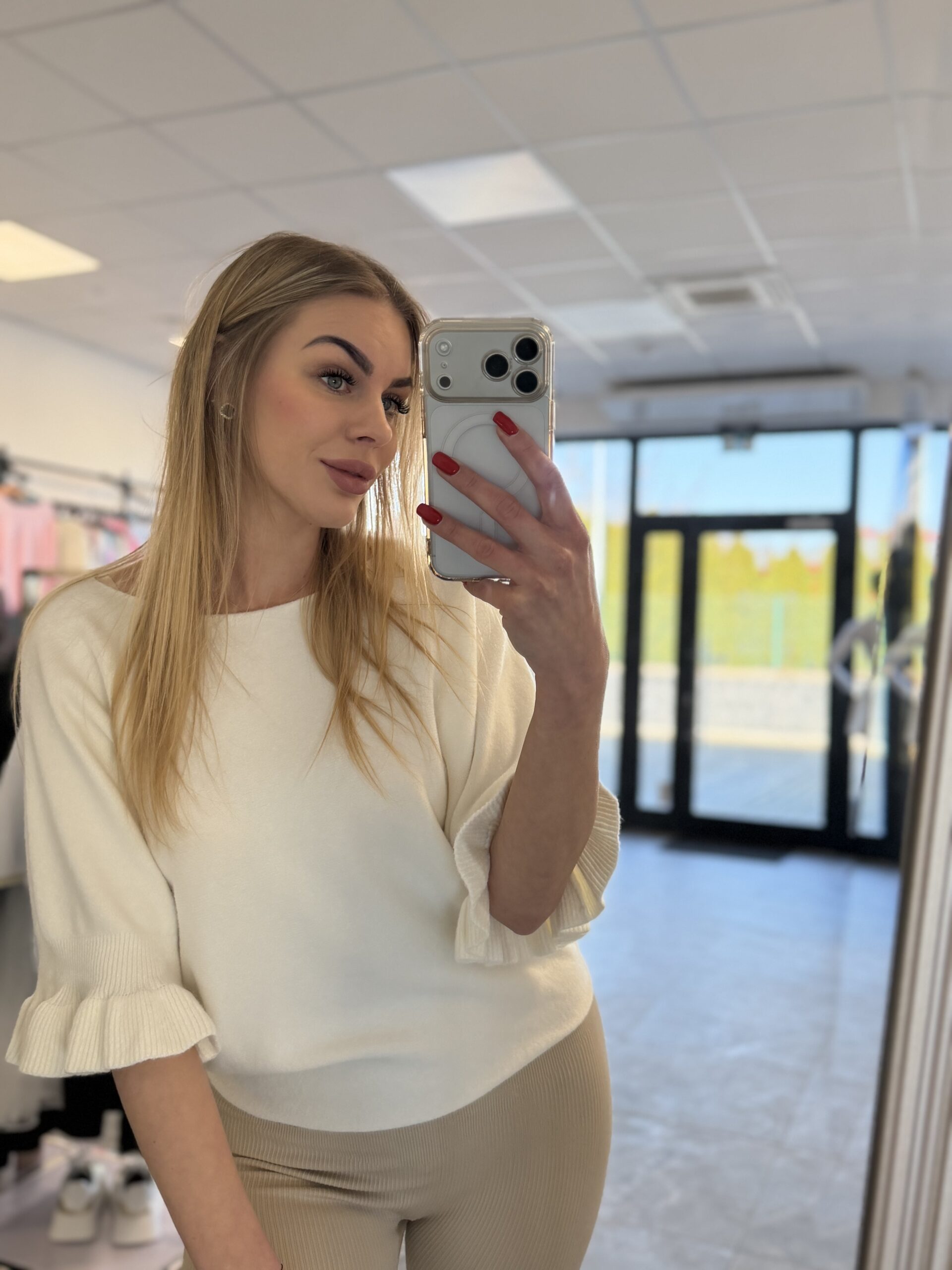 SWETEREK Z FALBANKĄ KREM